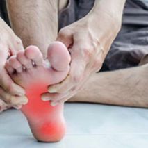 CLINICA COLON. FISIOTERAPIA Y PODOLOGIA persona con dolor en el pie