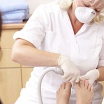 CLINICA COLON. FISIOTERAPIA Y PODOLOGIA persona haciendo tratamiento podológico