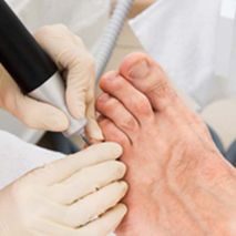 CLINICA COLON. FISIOTERAPIA Y PODOLOGIA persona examinando pie